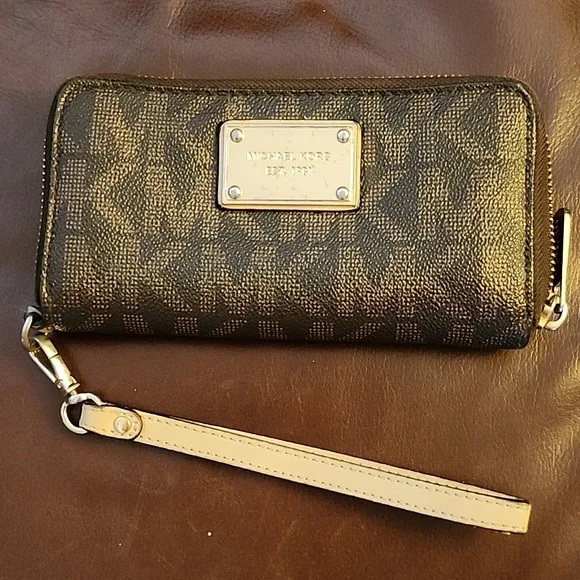 Michael Kors Signature Brown Wristlet - Picture 1 of 1
